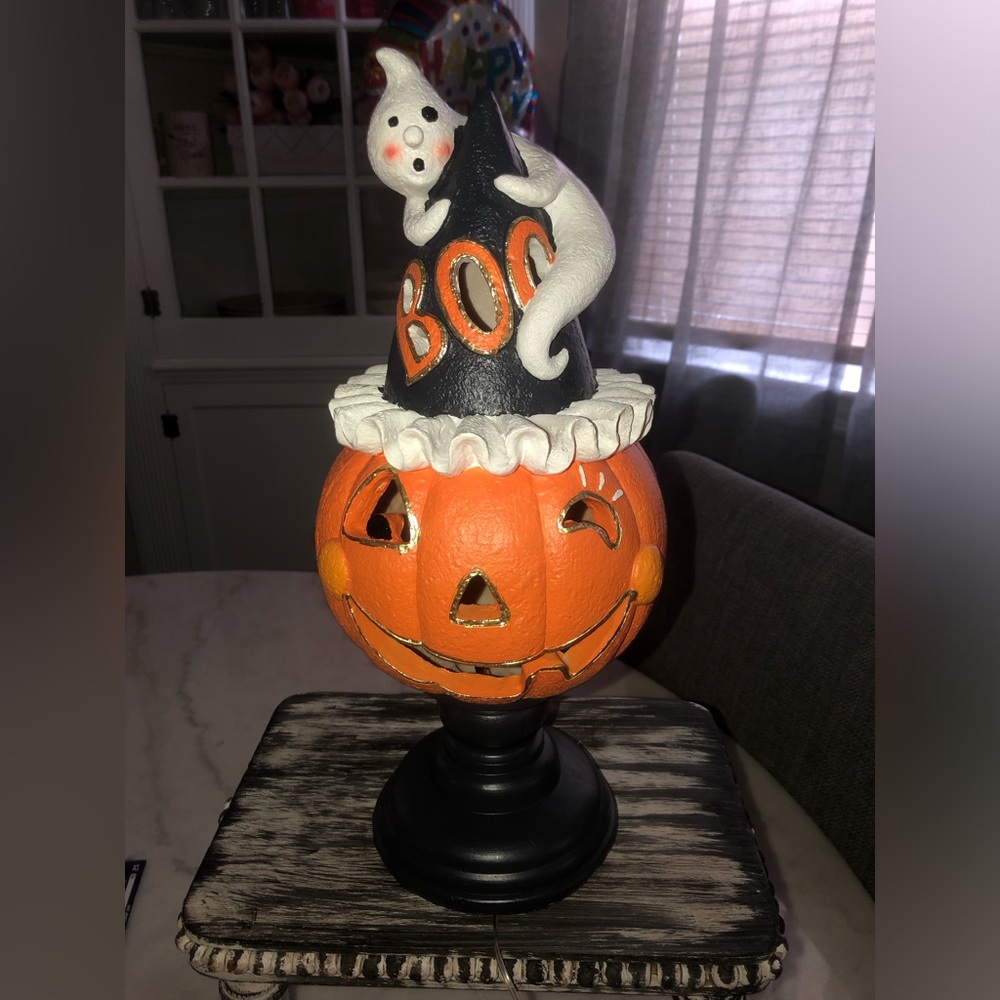 🎃Halloween light up Jack-O'-Lantern Figurine on pedestal with 'BOO' Hat